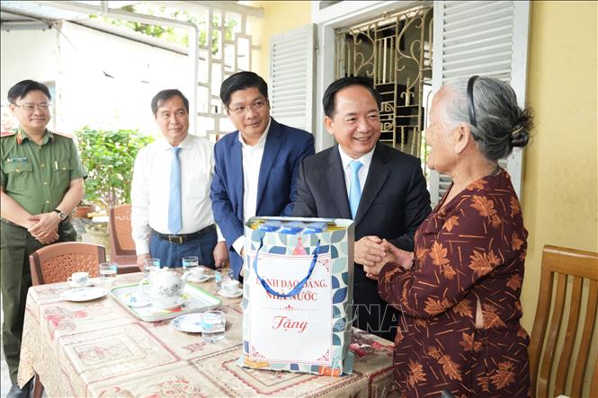 Trưởng ban Tuyên giáo và Dân vận Trung ương Trịnh Văn Quyết thăm, tặng quà gia đình bà Phan Thị Tịnh (sinh năm 1940, vợ liệt sĩ). Ảnh: Mai Trang- TTXVN 