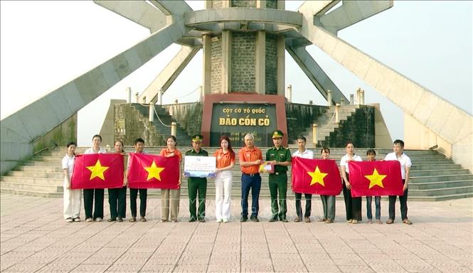 “Quỹ Kết nối yêu thương, lan tỏa nhân ái”  trao tặng cờ Tổ quốc và nhiều phần quan cho chính quyền và ngư dân đặc khu Cồn Cỏ (Quảng Trị). Ảnh: Tá Chuyên – TTXVN