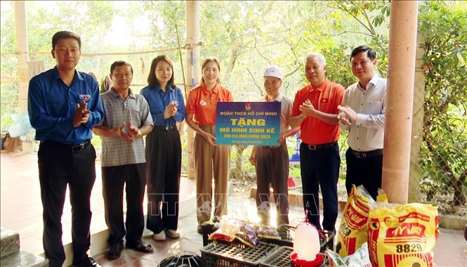 “Quỹ Kết nối yêu thương, lan tỏa nhân ái”  trao tặng sinh kế cho các gia đình chính sách tại xã Sen Ngư (Quảng Trị). Ảnh: Tá Chuyên – TTXVN
