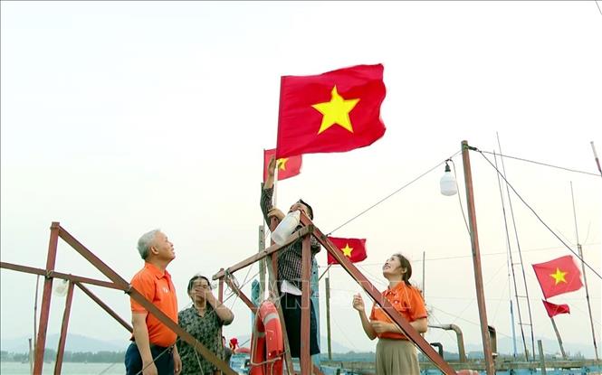Những lá cờ Tổ quốc được trao tặng cho ngư dân Quảng Trị như một “cột mốc sống”, góp phần khẳng định và giữ vững chủ quyền biển đảo thiêng liêng của Tổ quốc trong từng chuyến ra khơi. Ảnh: Tá Chuyên – TTXVN