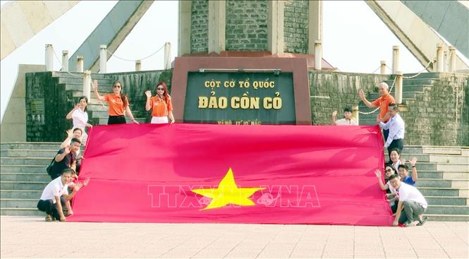 “Quỹ Kết nối yêu thương, lan tỏa nhân ái”  trao tặng đại kỳ Tổ quốc tại đặc khu Cồn Cỏ (Quảng Trị). Ảnh: Tá Chuyên – TTXVN 