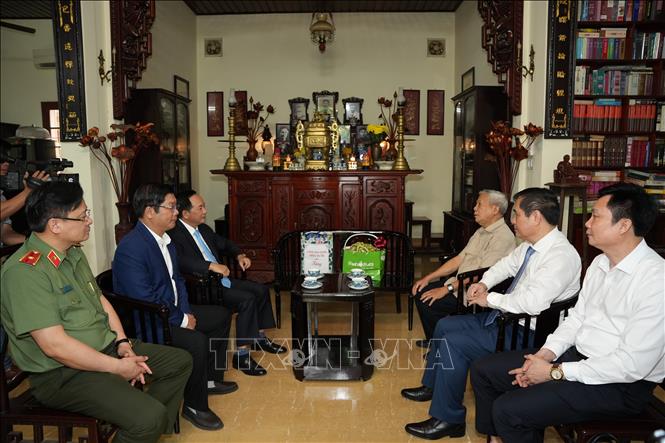 Trưởng ban Tuyên giáo và Dân vận Trung ương Trịnh Văn Quyết thăm hỏi và tặng quà đồng chí Nguyễn Khoa Điềm, nguyên Ủy viên Bộ Chính trị, Bí thư Trung ương Đảng khóa IX, Trưởng ban Tư tưởng – Văn hóa Trung ương. Ảnh: Mai Trang- TTXVN 