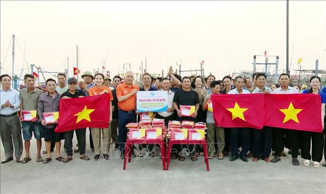 “Quỹ Kết nối yêu thương, lan tỏa nhân ái”  trao tặng cờ Tổ quốc và nhiều phần quà cho ngư dân phường Bắc Gianh,  tỉnh Quảng Trị. Ảnh: Tá Chuyên – TTXVN