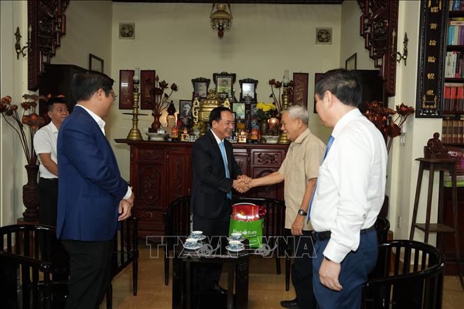 Trưởng ban Tuyên giáo và Dân vận Trung ương Trịnh Văn Quyết thăm đồng chí Nguyễn Khoa Điềm, nguyên là Ủy viên Bộ Chính trị, Bí thư Trung ương Đảng khóa IX, Trưởng ban Tư tưởng – Văn hóa Trung ương. Ảnh: Mai Trang- TTXVN 