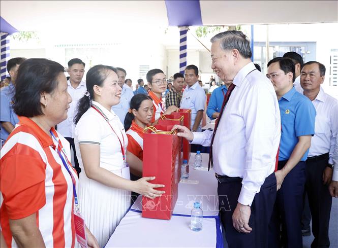 Tổng Bí thư, Chủ tịch nước Tô Lâm tặng quà cho công nhân.  Ảnh: Thống Nhất – TTXVN