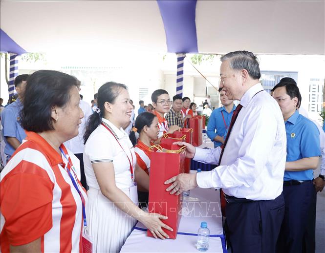 Tổng Bí thư, Chủ tịch nước Tô Lâm tặng quà cho công nhân. Ảnh: Thống Nhất – TTXVN