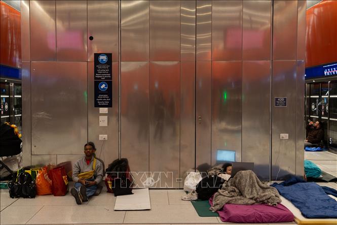 Người dân trú ẩn để tránh các cuộc tấn công tại Tel Aviv, Israel. Ảnh: THX/TTXVN