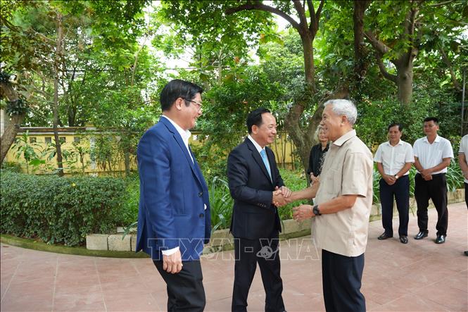 Trưởng ban Tuyên giáo và Dân vận Trung ương Trịnh Văn Quyết đến thăm đồng chí Nguyễn Khoa Điềm, nguyên Ủy viên Bộ Chính trị, Bí thư Trung ương Đảng khóa IX, Trưởng ban Tư tưởng – Văn hóa Trung ương. Ảnh: Mai Trang- TTXVN 