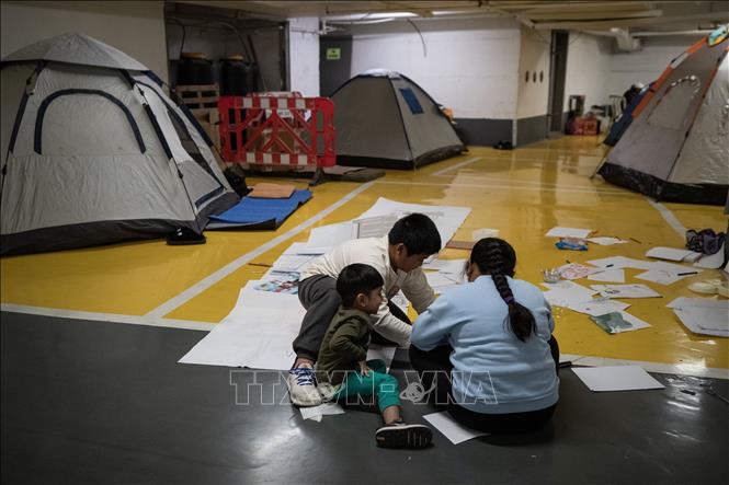 Người dân trú ẩn để tránh các cuộc tấn công tại Tel Aviv, Israel. Ảnh: THX/TTXVN