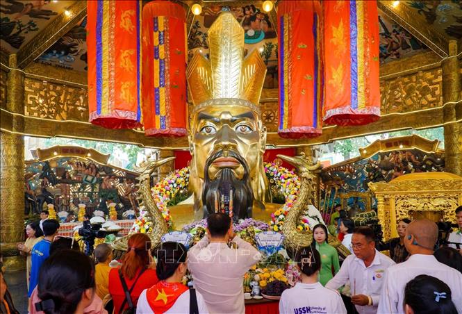 Đông đảo người dân dâng hương tại Đền thờ Quốc Tổ Hùng Vương ở Khu Du lịch Văn hóa Suối Tiên nhân Giỗ Tổ Hùng Vương Bính Ngọ 2026. Ảnh: Thanh Vũ-TTXVN. Ảnh: Thanh Vũ-TTXVN
