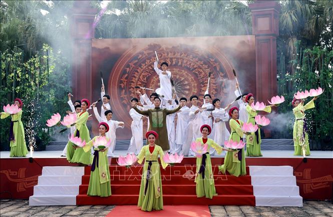 Tiết mục sân khấu hóa ca múa Huyền sử Sơn Tinh - Thủy Tinh và Đất Việt ngàn đời tại Công viên Lịch sử - Văn hóa Dân tộc (phường Long Bình). Ảnh: Thanh Vũ-TTXVN
