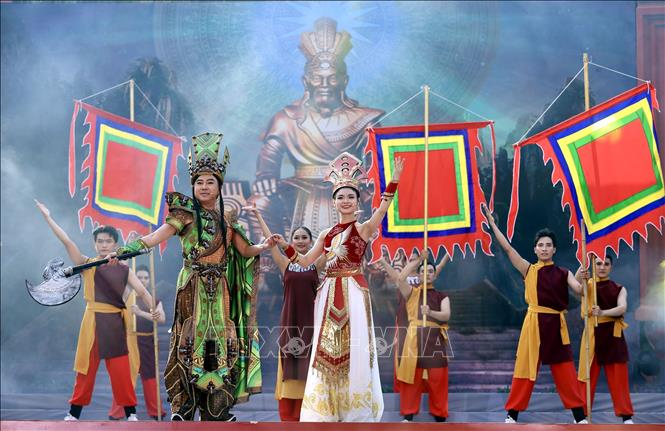 Tiết mục sân khấu hóa ca múa Huyền sử Sơn Tinh - Thủy Tinh và Đất Việt ngàn đời tại Công viên Lịch sử - Văn hóa Dân tộc (phường Long Bình). Ảnh: Thanh Vũ-TTXVN
