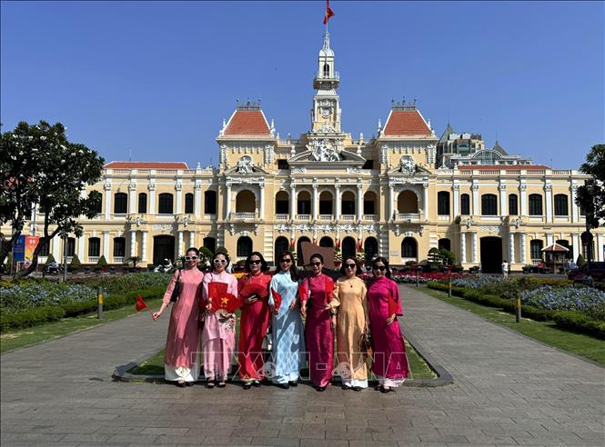 Đông đảo các gia đình, giới trẻ đỗ về khu vực trung tâm Thành phố để vui chơi, chụp ảnh lưu niệm… tạo nên khung cảnh nhộn nhịp trong ngày nghỉ lễ truyền thống của dân tộc. Ảnh: Thanh Vũ-TTXVN

