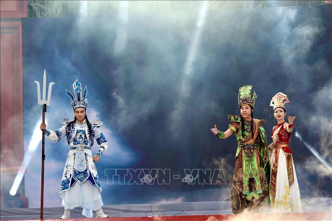 Tiết sân khấu hóa ca múa Huyền sử Sơn Tinh - Thủy Tinh và Đất Việt ngàn đời tại Công viên Lịch sử - Văn hóa Dân tộc (phường Long Bình). Ảnh: Thanh Vũ-TTXVN
