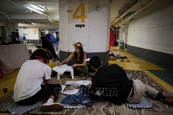 Người dân trú ẩn để tránh các cuộc tấn công tại Tel Aviv, Israel. Ảnh: THX/TTXVN