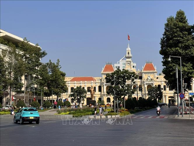 Thời tiết nắng đẹp ở khu vực trung tâm Thành phố Hồ Chí Minh trong dịp lễ Giỗ Tổ Hùng Vương Bính Ngọ 2026. Ảnh: Thanh Vũ-TTXVN