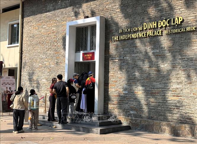 Đông đảo các gia đình, giới trẻ tham quan di tích Dinh Độc lập tạo nên khung cảnh nhộn nhịp trong ngày nghỉ lễ truyền thống của dân tộc. Ảnh: Thanh Vũ-TTXVN
