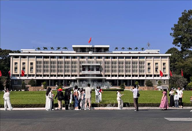 Đông đảo các gia đình, giới trẻ tham quan di tích Dinh Độc lập tạo nên khung cảnh nhộn nhịp trong ngày nghỉ lễ truyền thống của dân tộc. Ảnh: Thanh Vũ-TTXVN
