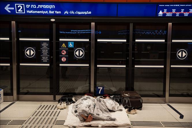 Người dân trú ẩn để tránh các cuộc tấn công tại Tel Aviv, Israel. Ảnh: THX/TTXVN