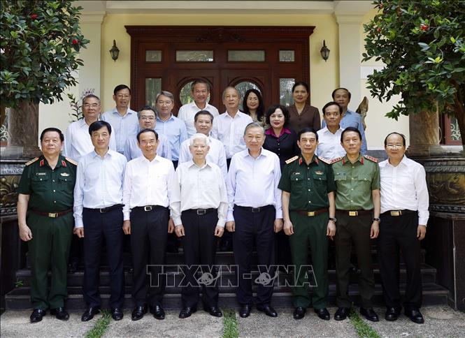 Tổng Bí thư, Chủ tịch nước Tô Lâm cùng Đoàn công tác Trung ương đến thăm nguyên Chủ tịch nước Nguyễn Minh Triết. Ảnh: Thống Nhất – TTXVN