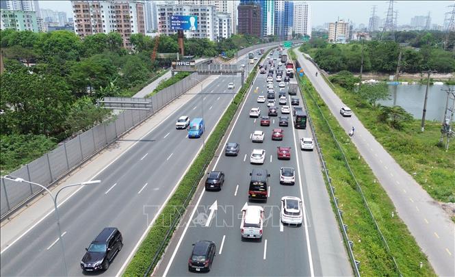 Các phương tiện di chuyển khó khăn trên cao tốc Pháp Vân - Cầu Giẽ hướng vào trung tâm thành phố. Ảnh: Quốc Khánh - TTXVN