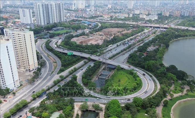 Các phương tiện di chuyển chậm trên cầu vượt lên đường Vành đai 3 trên cao hướng đi Mỹ Đình, Phạm Văn Đồng. Ảnh: Quốc Khánh - TTXVN