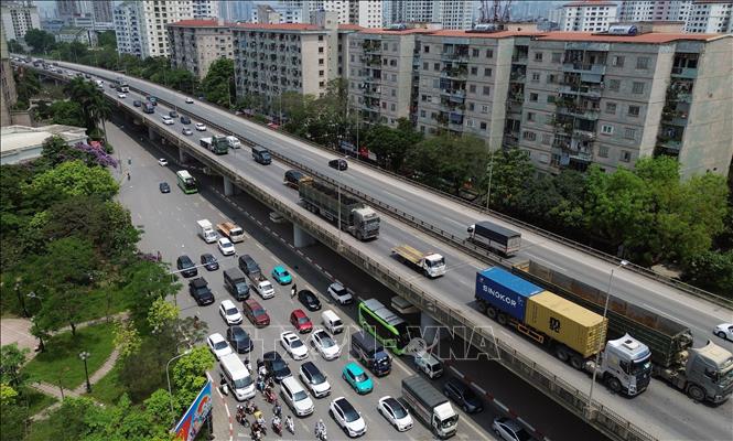 Các phương tiện đổ về Trung tâm thành phố mỗi lúc một đông trong buổi trưa, dẫn đến hiện tượng ùn ứ cục bộ trên cao tốc Pháp Vân - Cầu Giẽ. Ảnh: Quốc Khánh - TTXVN