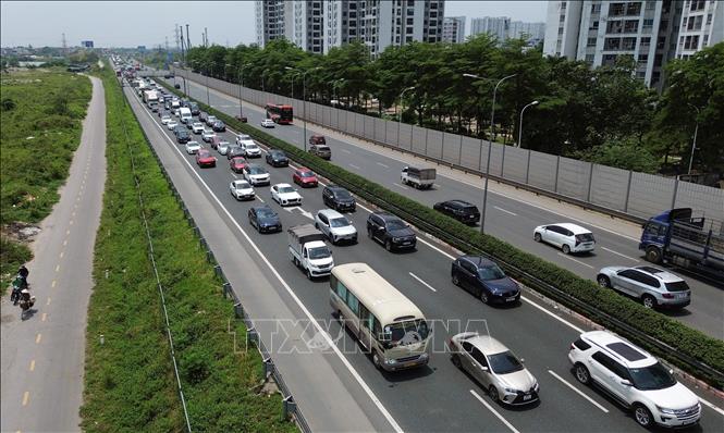 Các phương tiện đổ về Trung tâm thành phố mỗi lúc một đông trong buổi trưa, dẫn đến hiện tượng ùn ứ cục bộ trên cao tốc Pháp Vân - Cầu Giẽ. Ảnh: Quốc Khánh - TTXVN