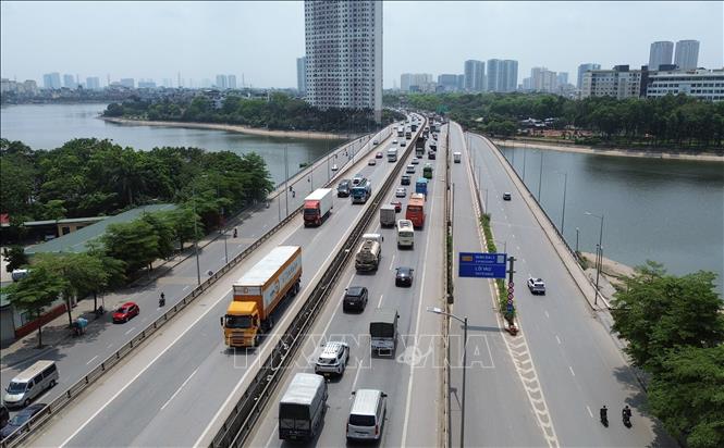 Các phương tiện di chuyển khó khăn trên đường Vành đai 3 trên cao trong buổi trưa nắng. Ảnh: Quốc Khánh - TTXVN