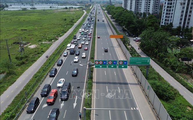 Các phương tiện ún ứ trên cao tốc Pháp Vân - Cầu Giẽ hướng vào trung tâm thành phố trong buổi trưa 27/4. Ảnh: Quốc Khánh - TTXVN