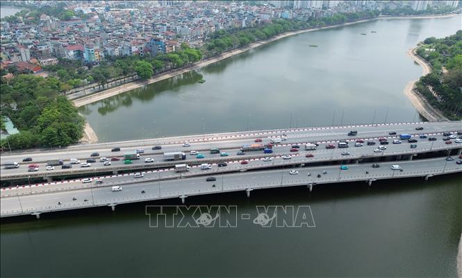 Các phương tiện di chuyển khó khăn trên đường Vành đai 3 trên cao trong buổi trưa của ngày nghỉ kéo dài 3 ngày. Ảnh: Quốc Khánh - TTXVN