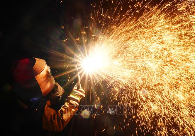 Công nhân làm việc tại nhà máy sản xuất thép ở tỉnh Hồ Nam, Trung Quốc. Ảnh: THX/TTXVN