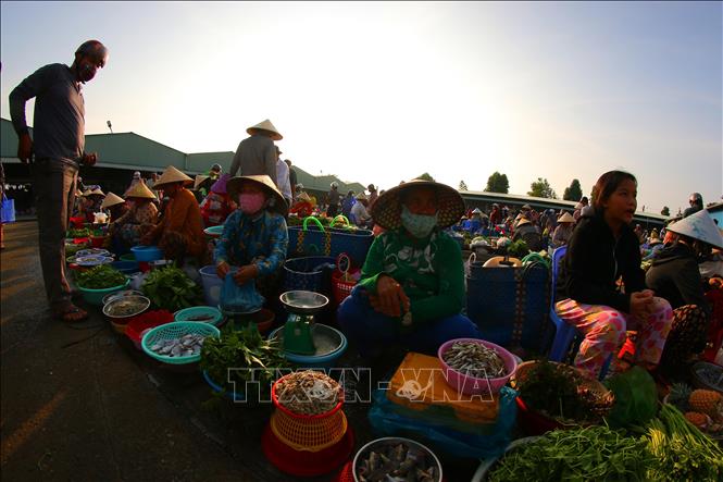 Hầu hết các nông sản đều do nông dân đem ra bán mà không qua trung gian. Ảnh: Duy Khương – TTXVN