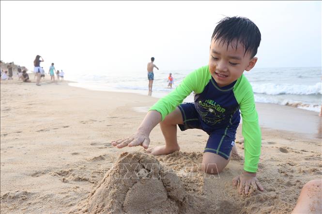 Bãi biển là nơi vui chơi thú vị của các em nhỏ. Ảnh: Mai Trang - TTXVN