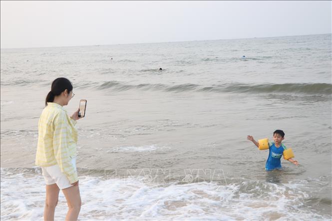 Check - in tại bãi biển Thuận An, thành phố Huế. Ảnh: Mai Trang - TTXVN