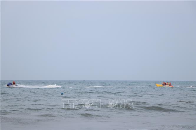 Dịch vụ vui chơi trên bãi biển thu hút du khách. Ảnh: Mai Trang - TTXVN