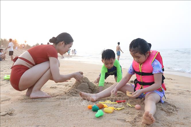 Trẻ em vui chơi bên bờ biển Huế. Ảnh: Mai Trang - TTXVN