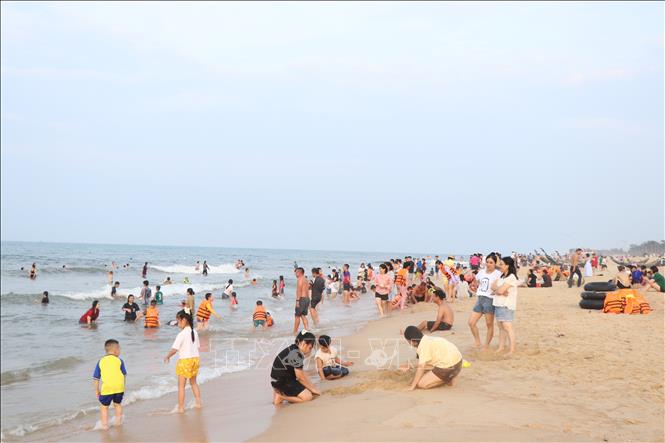 Bãi biển Thuận An (thành phố Huế) thu hút đông đảo người dân và du khách dịp lễ Giỗ Tổ Hùng Vương. Ảnh: Mai Trang - TTXVN