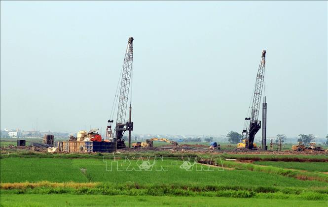 Thi công cầu vượt qua đường Nam Định - Lạc Quần thuộc xã Nam Ninh (Ninh Bình). Ảnh: Thái Thuần – TTXVN