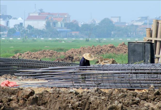 Công nhân thi công cốt thép trụ cầu. Ảnh: Thái Thuần – TTXVN