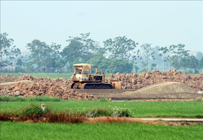 Nhà thầu tập trung máy móc tiến hành xử lý nền đường. Ảnh: Thái Thuần – TTXVN