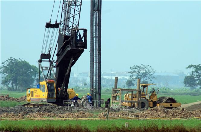 Nhà thầu tập trung máy móc thi công trụ cầu. Ảnh: Thái Thuần – TTXVN