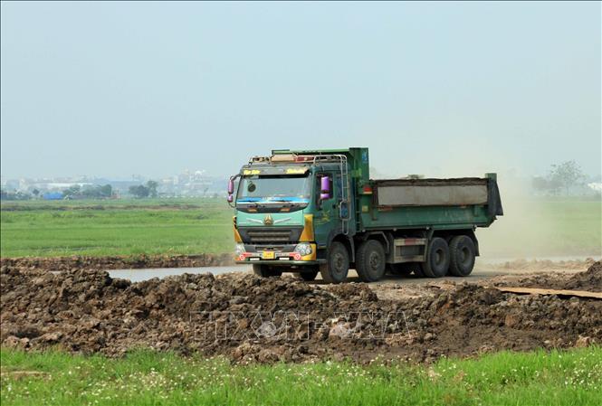 Xe chở vật liệu thi công nền đường. Ảnh: Thái Thuần – TTXVN