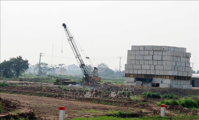 Thi công cầu vượt qua đường Nam Định - Lạc Quần thuộc xã Nam Ninh (Ninh Bình). Ảnh: Thái Thuần – TTXVN