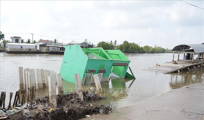 Hiện trường sạt lở trên tuyến đường Dương Thị Cẩm Vân đã gây thiệt hại về tài sản lên đến trên 3 tỷ đồng. Ảnh: TTXVN phát