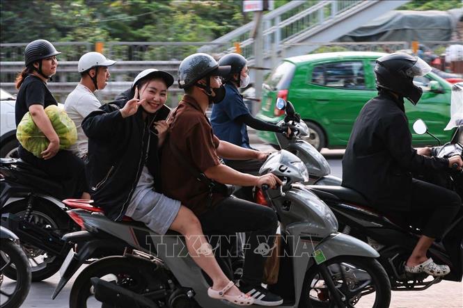 Nhiều người dân đang quay trở lại Hà Nội sau kỳ nghỉ lễ kéo dài 3 ngày. Ảnh: Hoàng Hiếu - TTXVN