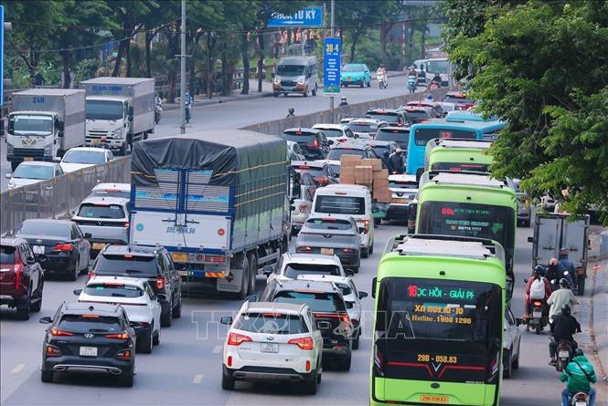 Lượng người và phương tiện tăng đột biến từ hướng phía Nam vào thành phố Hà Nội. Ảnh: Hoàng Hiếu - TTXVN