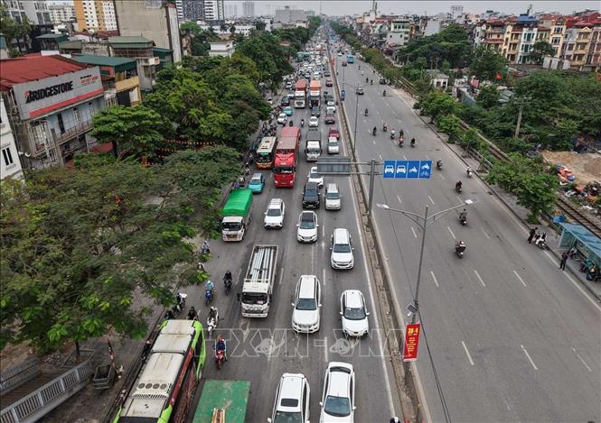 Lượng người và phương tiện di chuyển từ hướng Quốc lộ 1A hướng vào Thành phố Hà Nội tăng đột biến (ảnh chụp lúc 16h05'). Ảnh: Hoàng Hiếu - TTXVN