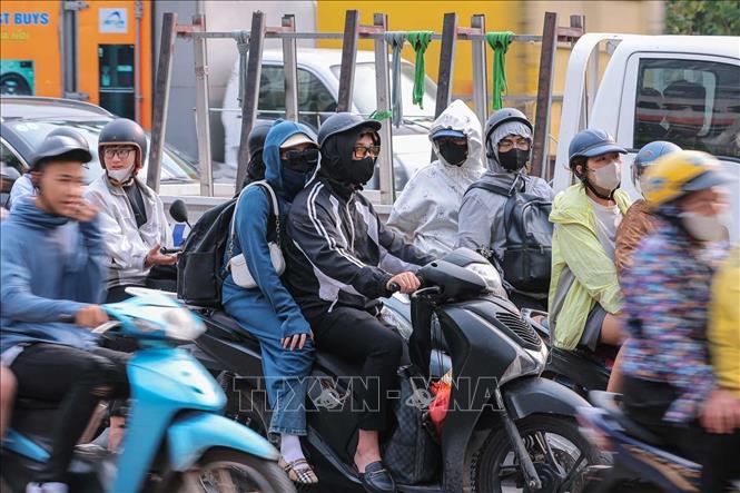 Người dân với hành lý, quà quê được chằng buộc cẩn thận di chuyển từ hướng Quốc lộ 1A hướng vào Thành phố Hà Nội (ảnh chụp tại đường Ngọc Hồi lúc 115h50'). Ảnh: Hoàng Hiếu - TTXVN