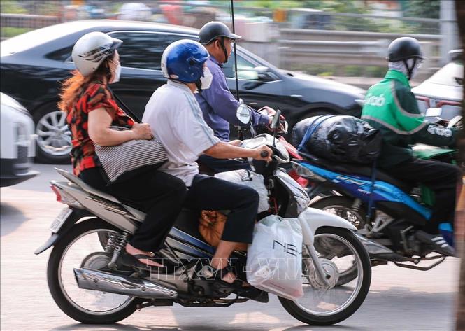 Người dân di chuyển từ đường Ngọc Hồi hướng vào thành phố Hà Nội. Ảnh: Hoàng Hiếu - TTXVN